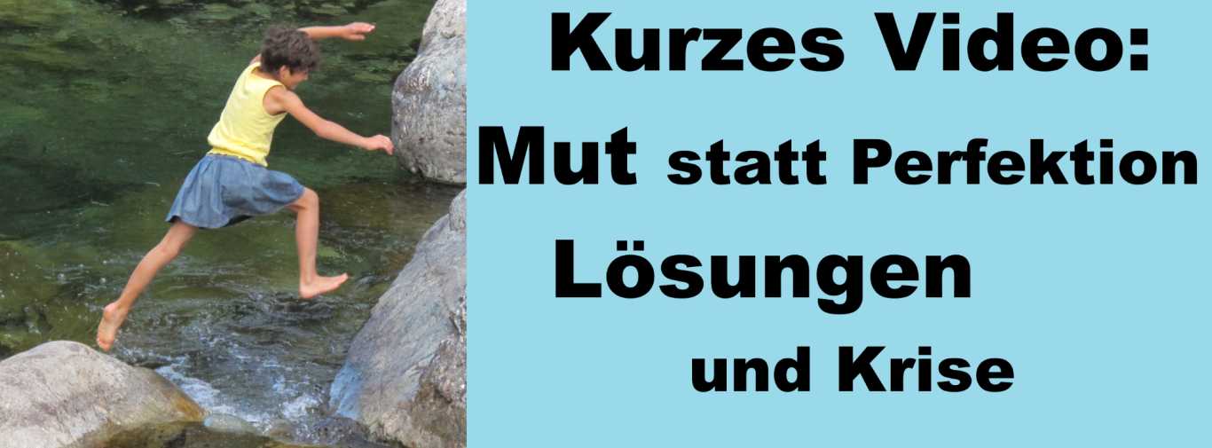 Alte Hände übergeben einen Erdball an junge Hände